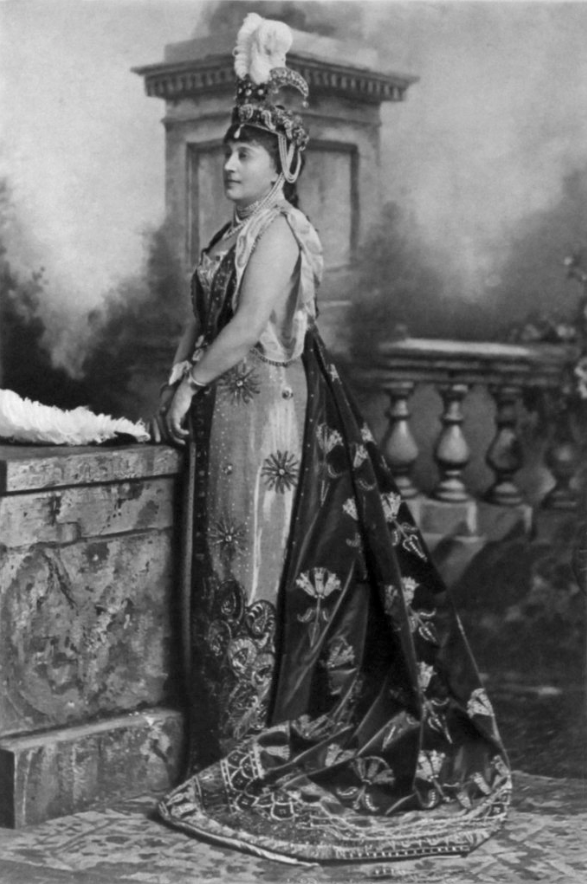 1897 Louise, Duchess of Devonshire's Queen Zenobia ball gown for the Devonshire House Ball by Lafayette From historyinphotos.blogspot.com/2013/04/duchess-of-devonshires-jubilee-costume.html detint